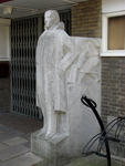 905992 Afbeelding van de sculptuur bij de ingang van de voormalige Gerrit Aafjesschool voor U.L.O. (thans: Clubhuis ...